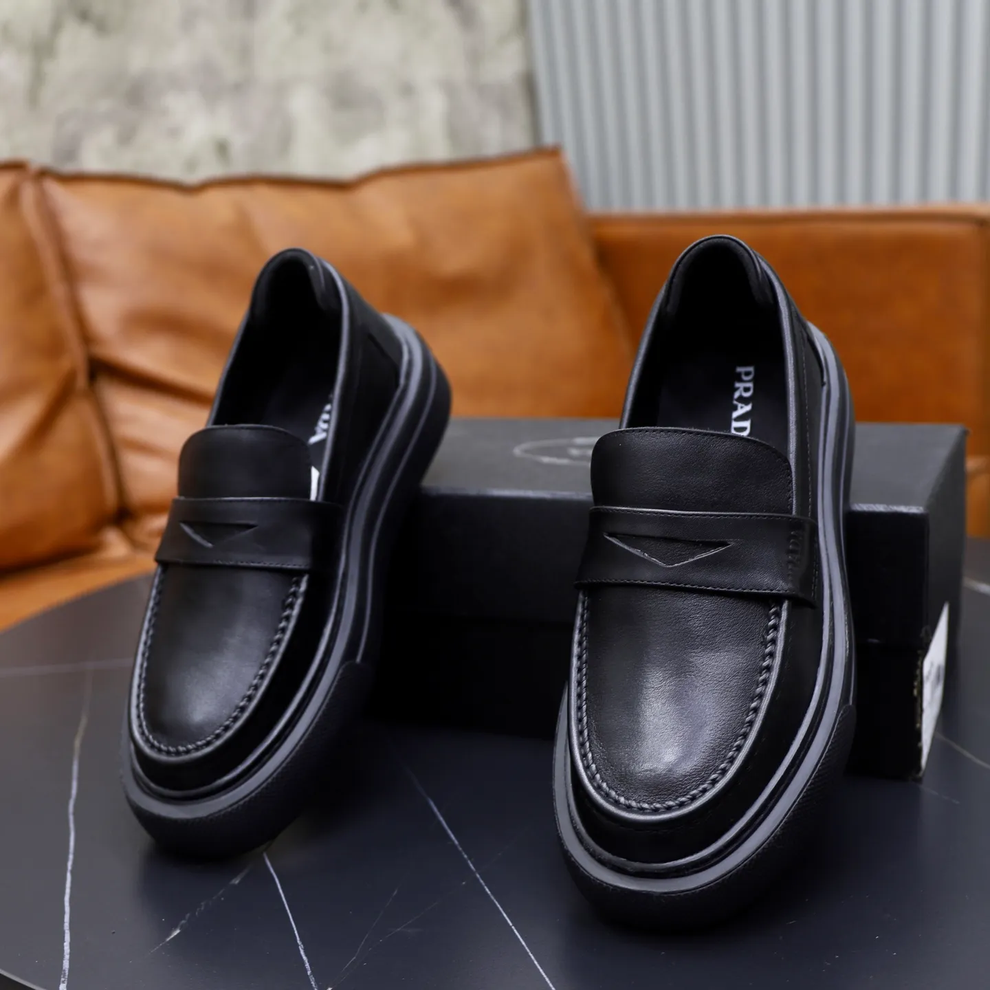 Ex-factory price: 500💰🙅‍♂️🙅‍♂️🙅‍♂️ Brand: PRADA Standard code: Men's code 38-44 (45 can be customized) Grade: Same style as the official website Original order quality Material: Original cowhide surface Comfortable lining Original outsole Style category: Men's fashionable casual leather shoes Distinguished big-name luxury elements Top luxury Color: Color of the actual picture